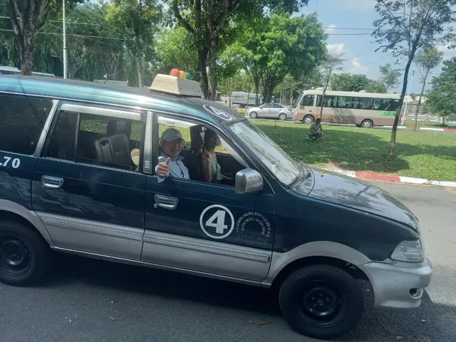 Tự Lái Xe Ô Tô Trên Sa Hình