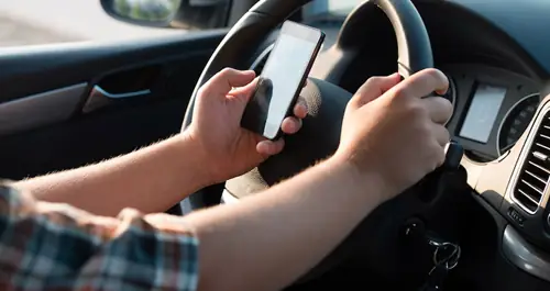 13. Không Sử Dụng Điện Thoại Khi Lái Xe