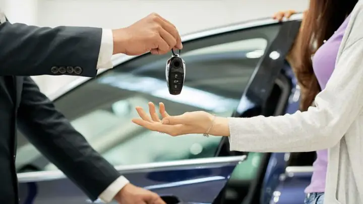 Cần Chuẩn Bị Gì Khi Đi Nhận Xe?