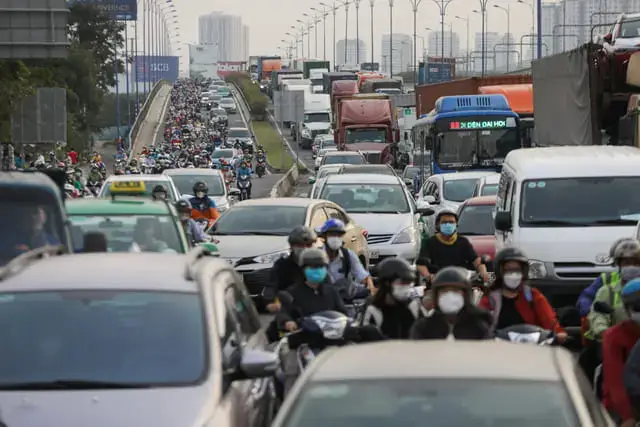 Chạy Xe Ô Tô Vào Làn Đường Của Xe Máy