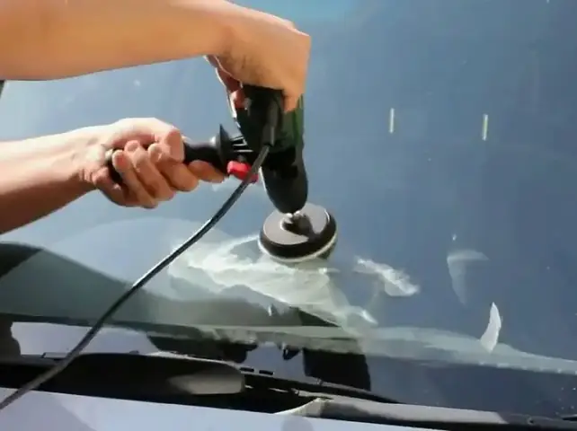 Đánh Bóng Kính Ô Tô Bằng Máy Chuyên Dụng