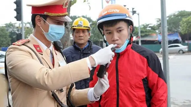 Cảnh Sát Kiểm Tra Nồng Độ Cồn Trong Máu Khi Lái Xe Ô Tô Bằng Thiết Bị Đo Hơi Thở