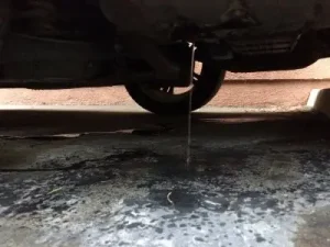 Nước Chảy Dưới Gầm Xe Ô Tô: Nguyên Nhân, Cách Nhận Biết & Xử Lý