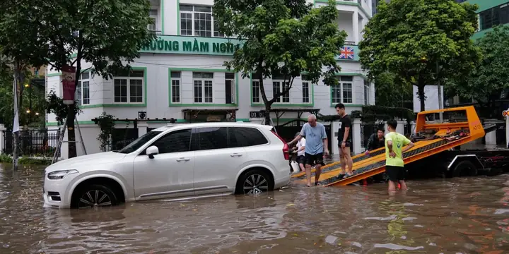 Cách Xử Lý Nhanh Khi Sàn Xe Ô Tô Bị Ngập Nước