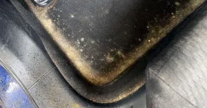 Hư Hại Do Nước Rò Rỉ Thấm Vào Trong Xe Gây Ra