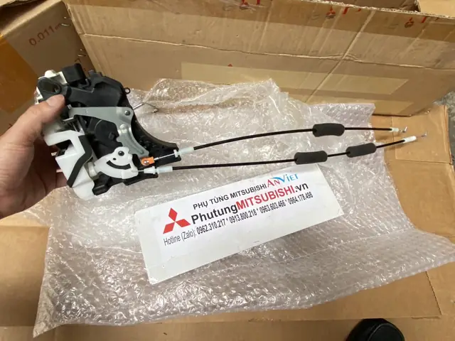 Ổ Khóa Ngậm Cửa Trước Trái Nằm Trong Cánh Cửa Trước Trái Của Xe Ôtô.