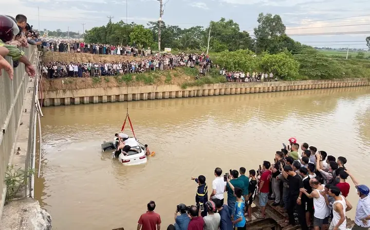 Ô Tô Tông Hai Xe Máy Rồi Rơi Xuống Sông, Đang Tìm Người Mất Tích