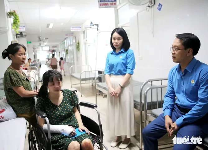 Ô Tô Tông Hai Xe Máy Rồi Rơi Xuống Sông, Đang Tìm Người Mất Tích