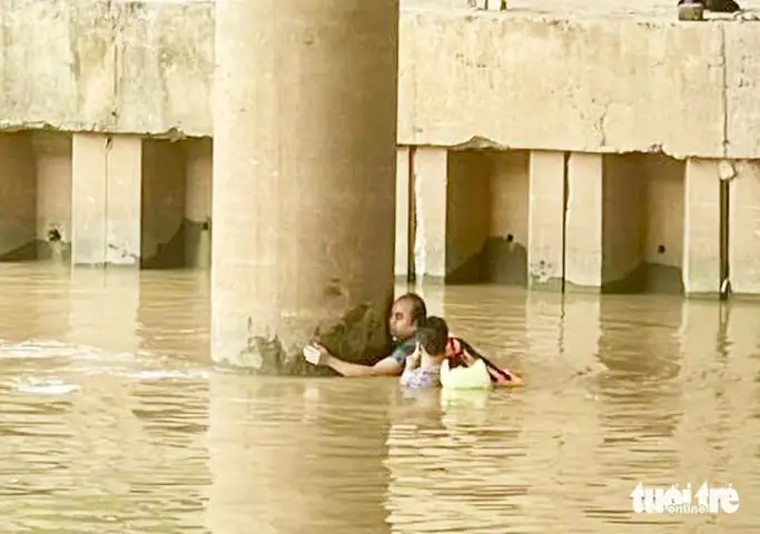 Rơi Sông - Ảnh 1.