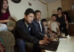 Nhóm Gia Đình Tụ Tập Quanh Máy Tính Xách Tay Ở Nhà