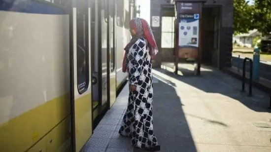 Người Phụ Nữ Lên Một Con Tàu Trong Thành Phố