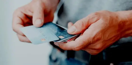 Cận Cảnh Bàn Tay Của Một Người Đang Cầm Nhiều Thẻ Tín Dụng