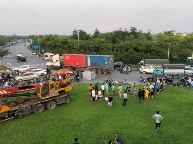 Xe Cau Mat Lai Tong Hang Loat O To, Xe May O Chan Cau Thang Long, 1 Nguoi Chet Hinh Anh 1