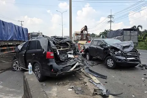 Ô Tô Xe Tải Khổng Lồ: Sức Mạnh Kỹ Thuật Và Vai Trò Trong Công Nghiệp Hiện Đại