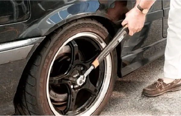 Ốc Bánh Xe Ô Tô: Hướng Dẫn Chi Tiết Về Lực Siết, Tiêu Chuẩn & Cách Sử Dụng Dụng Cụ