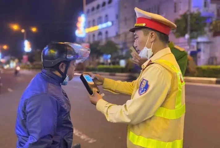 Chi Tiết Mức Phạt Nồng Độ Cồn Của Ô Tô, Xe Máy, Xe Đạp Máy Chính Thức Áp Dụng Từ Năm 2025