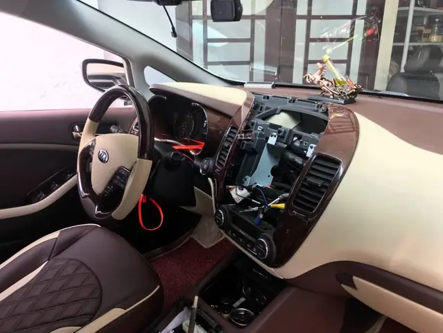 Tại Sao Nên Phục Hồi Taplo Xe Ô Tô?