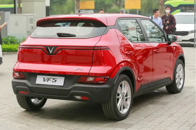 Phạm vi hoạt động của VF5: Quãng đường di chuyển thực tế và các yếu tố ảnh hưởng. (Đánh giá phạm vi hoạt động thực tế của VinFast VF5 sau mỗi lần sạc đầy, các yếu tố có thể ảnh hưởng đến quãng đường di chuyển (thời tiết, địa hình, tốc độ) và cách tối ưu hóa để đi được quãng đường xa nhất.)