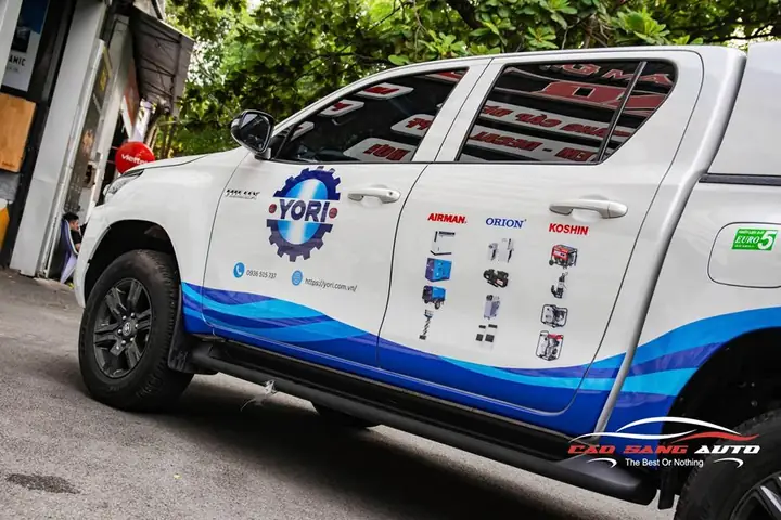 Lợi Ích Nổi Bật Khi Dán Quảng Cáo Trên Xe Ô Tô Mẫu Xe Toyota Hilux