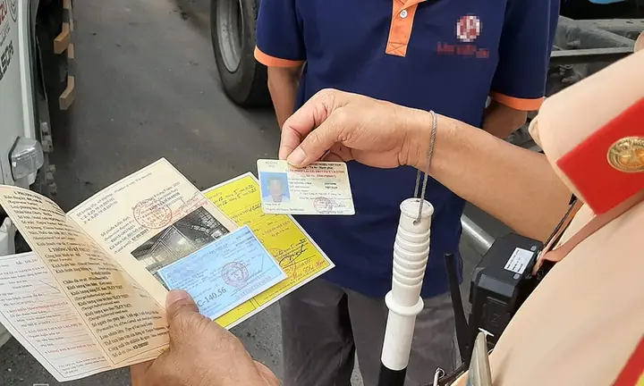 Các Loại Giấy Tờ Bắt Buộc Phải Mang Theo Khi Lái Xe Từ 2025
