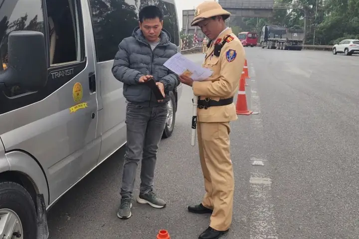 Nếu Quên Mang Giấy Tờ Xe Ô Tô Phạt Bao Nhiêu?