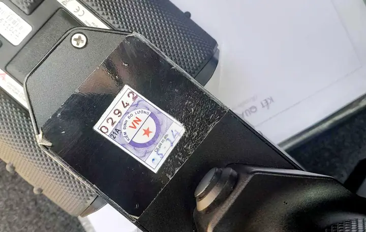 Vị Trí Dán Tem Kiểm Định Trên Máy Bắn Tốc Độ Của Lực Lượng Cảnh Sát Giao Thông Thái Nguyên (ảnh Người Dân Cung Cấp).