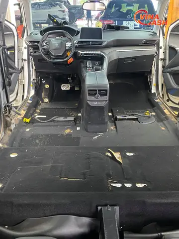 Bước 4: Vệ Sinh Sàn, Ghế Và Các Hộc Chứa Đồ