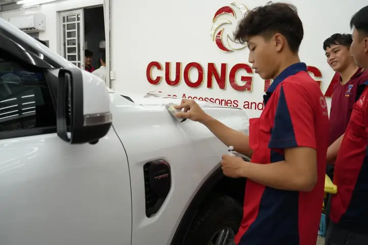 Bước 7: Tiến Hành Quy Trình Phủ Ceramic Cho Xe Ô Tô