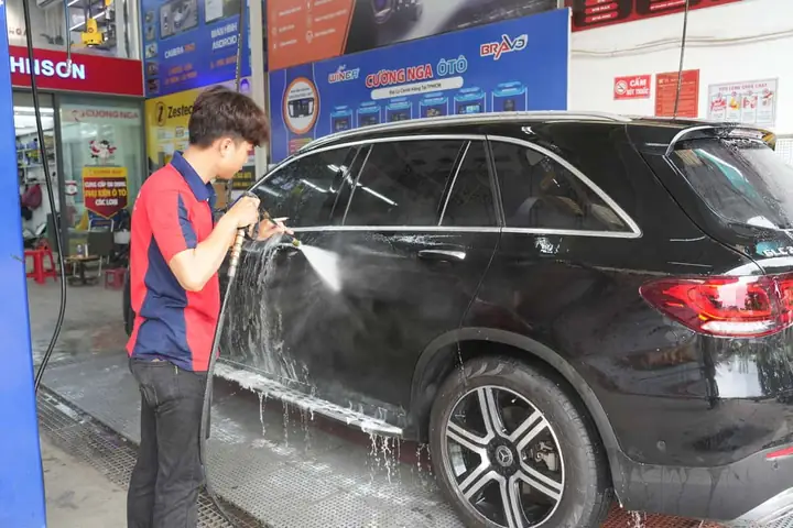 Bước 2: Rửa, Làm Sạch Xe Ô Tô