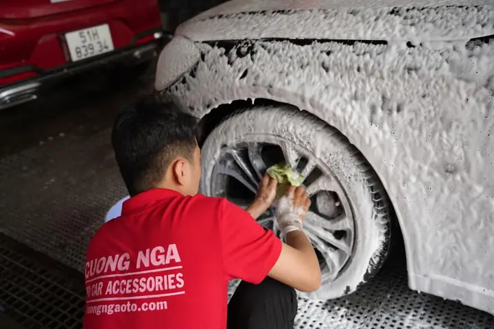 Bước 2: Rửa, Làm Sạch Xe Ô Tô