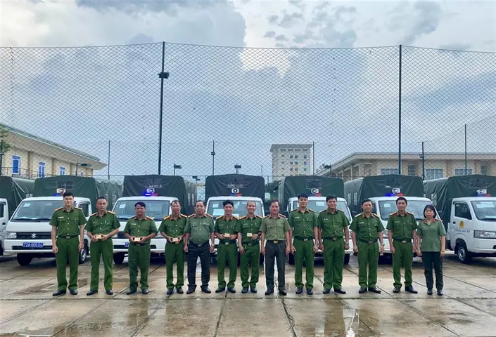 Phòng Hậu Cần Công An Tỉnh Trao Quyết Định Bàn Giao Xe Cho Các Đơn Vị.