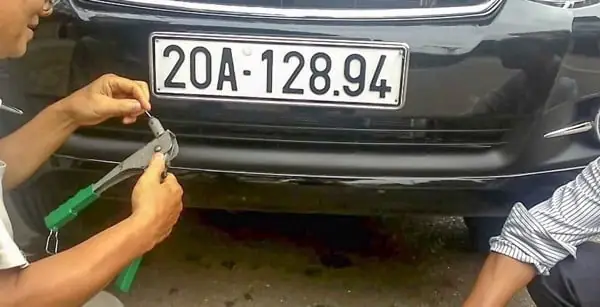 Hướng Dẫn Lắp Biển Số Xe Ô Tô Chắc Chắn, Không Lo Rơi Biển