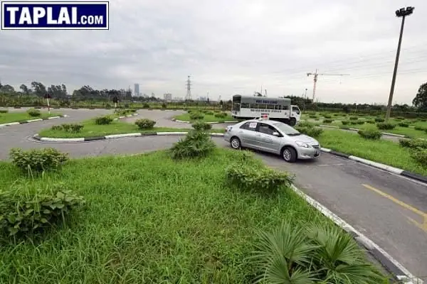 Lái Xe Qua Đường Zigzag, Quanh Co