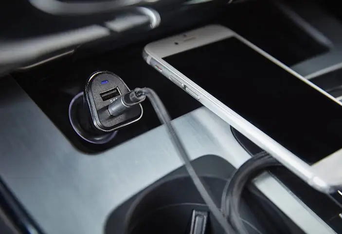 Nguyên Tắc Không Nên Làm Khi Sạc Điện Thoại Trên Ô Tô