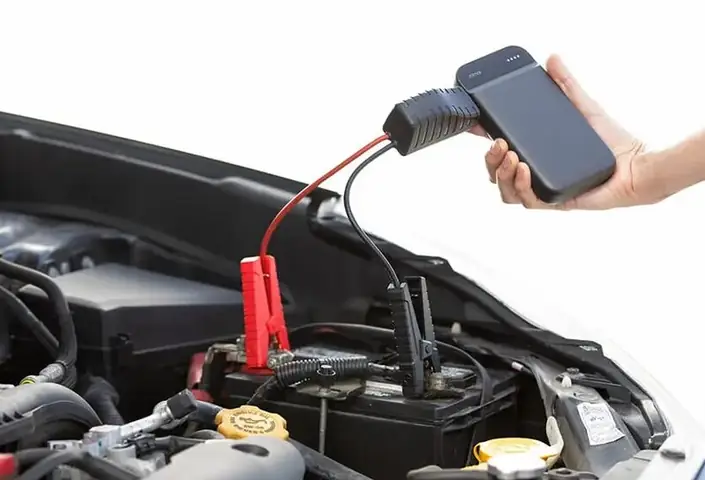 Có Nên Sạc Điện Thoại Trên Xe Ô Tô?