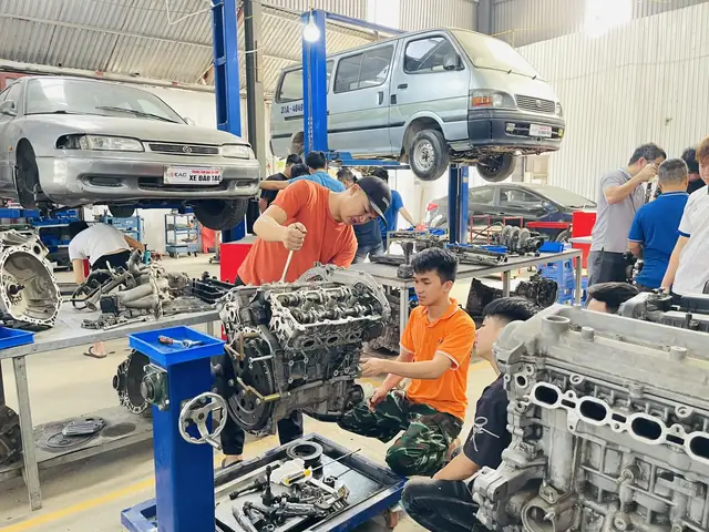 Học Thực Hành Máy Ô Tô Tại Eac