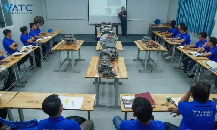 Tại Sao Nên Học Khóa Kỹ Thuật Xe Ô Tô Điện – Xe Hybrid