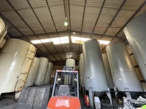 Quy Trình Lốp Xe Phế Thải Sau Khi Thu Gom Sẽ Được Các Đơn Vị Đối Tác Của Bridgestone Thực Hiện Tái Chế Chưng Cất Thành Dầu.