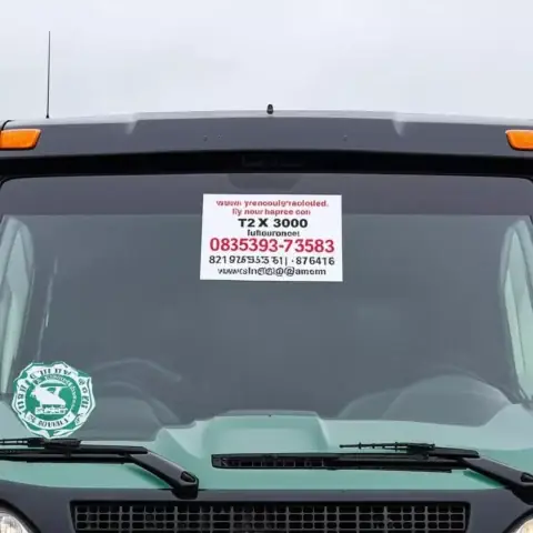 Tầm Quan Trọng Và Lợi Ích Của Tấm Dán Số Điện Thoại Trên Kính Xe