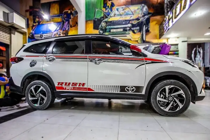 Những Lưu Ý Dán Tem Sườn Xe 7 Chỗ Đúng Quy Định