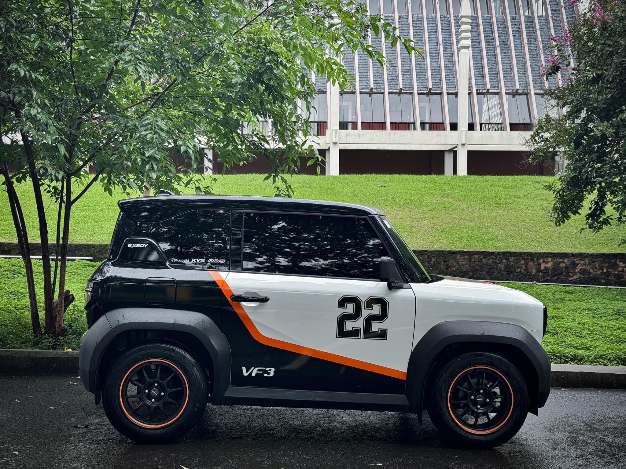 Quy Trình Dán Tem Xe VF3 Vàng Chuyên Nghiệp: Tự Thực Hiện Hay Thuê Thợ?