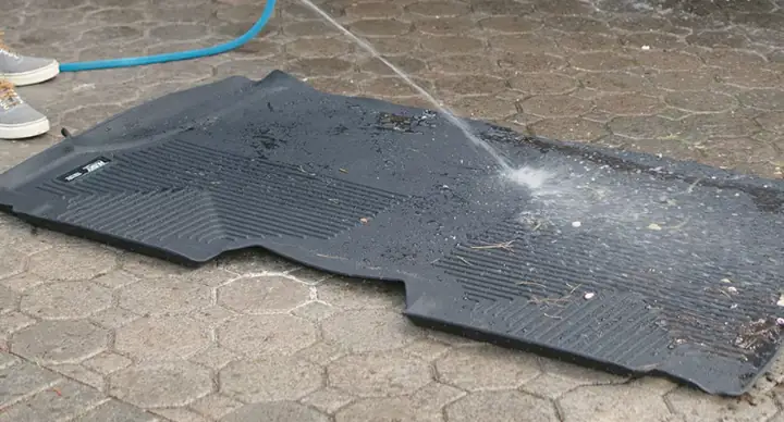 Nhược Điểm Thảm Trải Sàn Ô Tô Cao Su