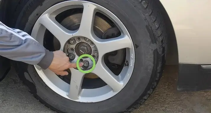 Tiếp Cận Ốc Bánh Xe Và Tháo Nắp Chụp