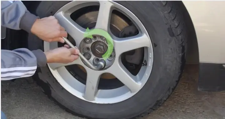 Kỹ Thuật Nới Lỏng Ốc Bánh Xe Khi Xe Còn Dưới Đất