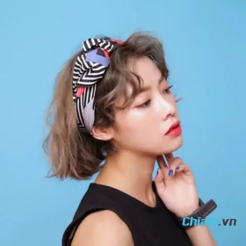 Tạo Kiểu Tóc Ngắn Với Khăn Lụa