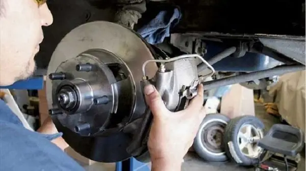 Các Dấu Hiệu Phổ Biến Của Xe Ô Tô Hỏng Côn Hoặc Hết Côn: