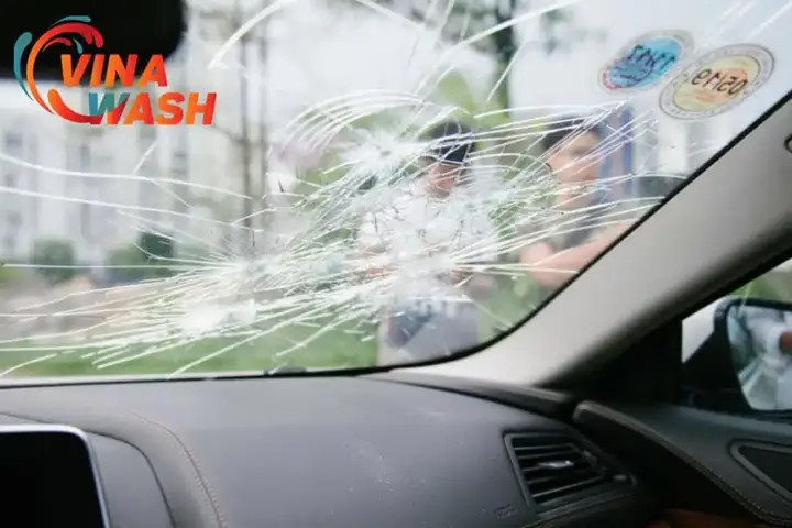 Khi Nào Cần Thay Kính Xe Ô Tô?