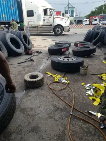 Lốp Xe Ô Tô Chuyên Dùng Cho Xe Container