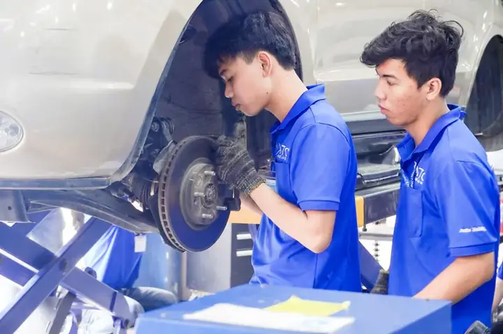 Mức Lương Thợ Sửa Xe Ô Tô Mới Vào Nghề