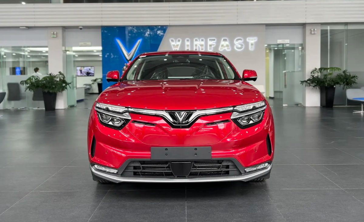 Trang Bị An Toàn & Công Nghệ Hỗ Trợ Lái: VF 8 Eco Vs. Plus  Phiên Bản Nào Tốt Hơn?